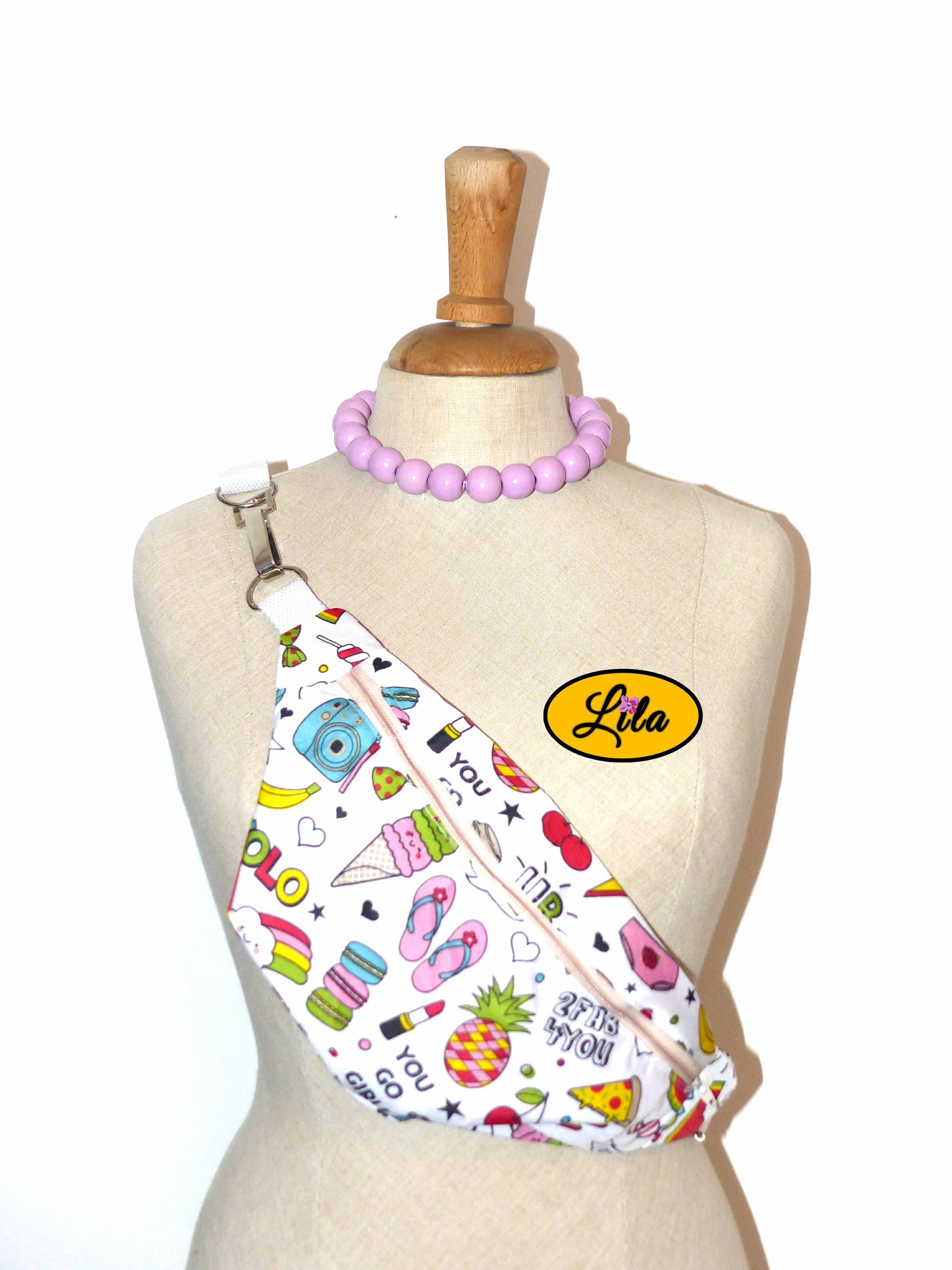 Sac banane girly présenté sur mannequin de couture sur fond blanc style féminin et tendance