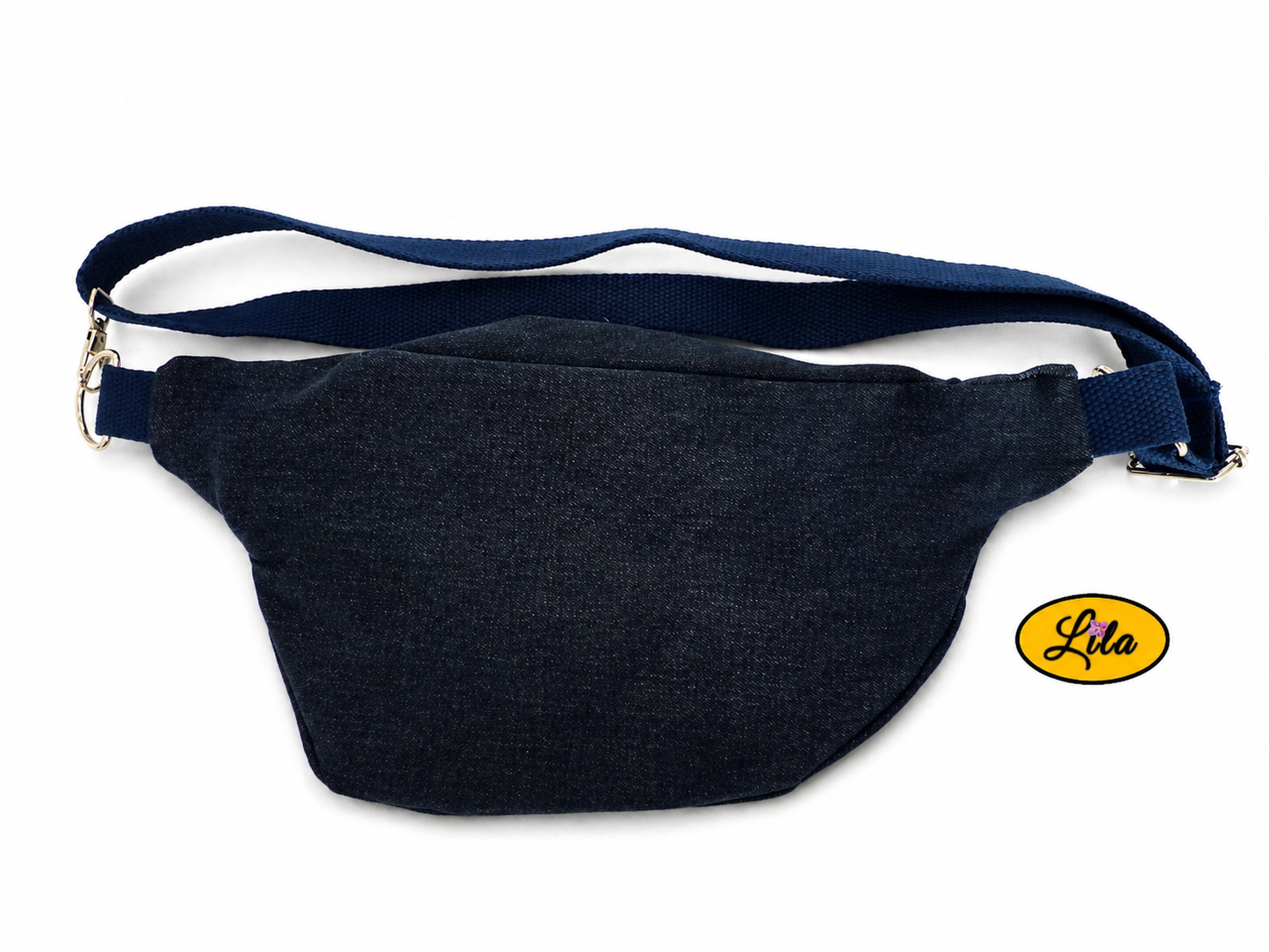 Sac banane en jeans foncé avec sangle bleu foncé posé à plat vue de dos sur fond blanc style minimaliste et urbain