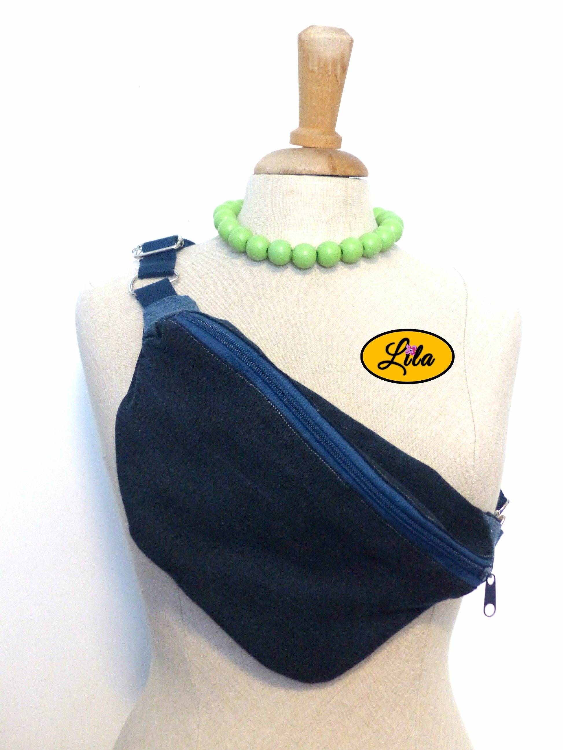 Sac banane en jeans foncé présenté sur mannequin de couture sur fond blanc style urbain et artisanal
