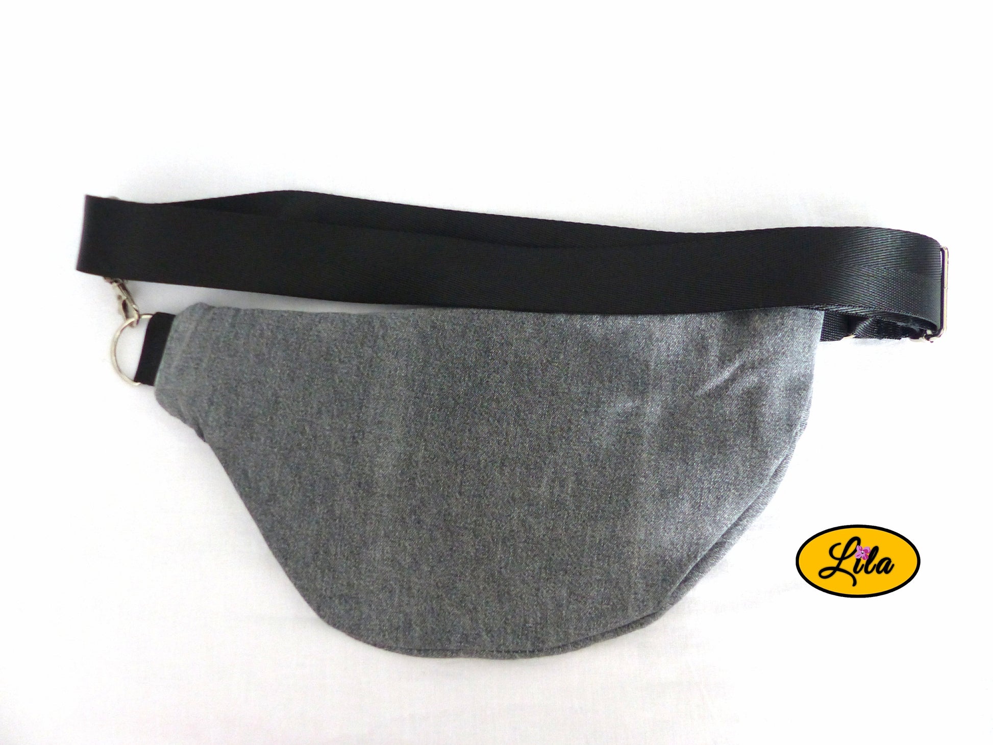 Sac banane en jeans noir vu de dos avec sangle placée au-dessus présenté sur fond blanc style urbain et tendance