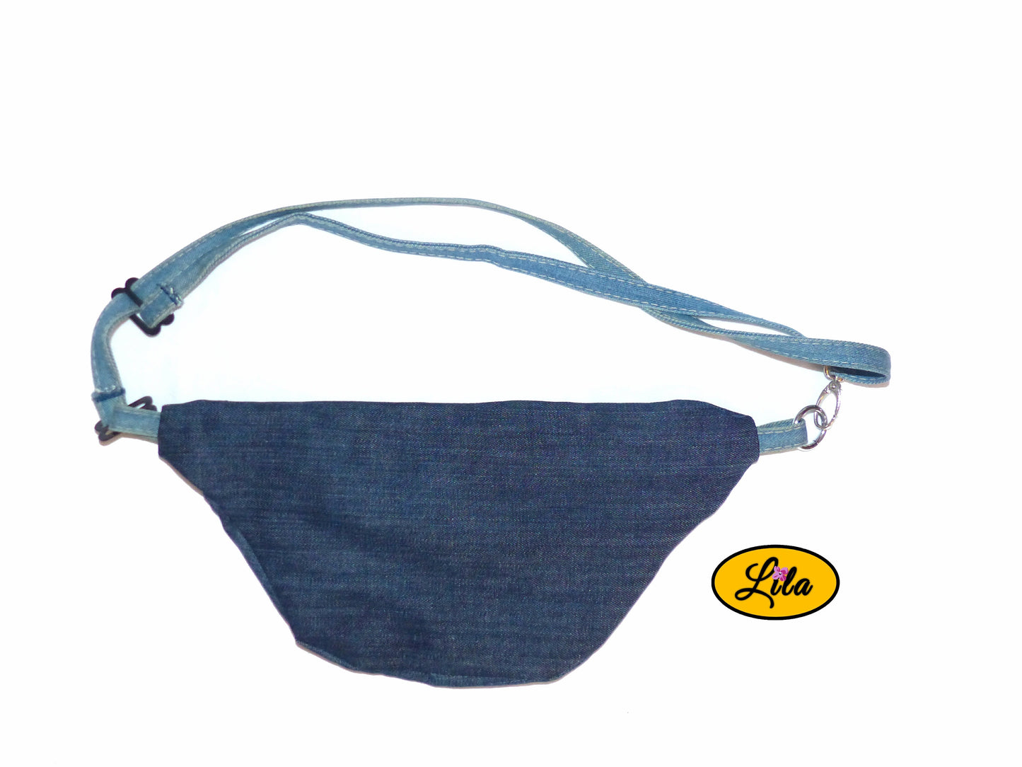 Sac banane en jeans recyclé vu de dos en vue de haut sur fond blanc style écoresponsable et artisanal