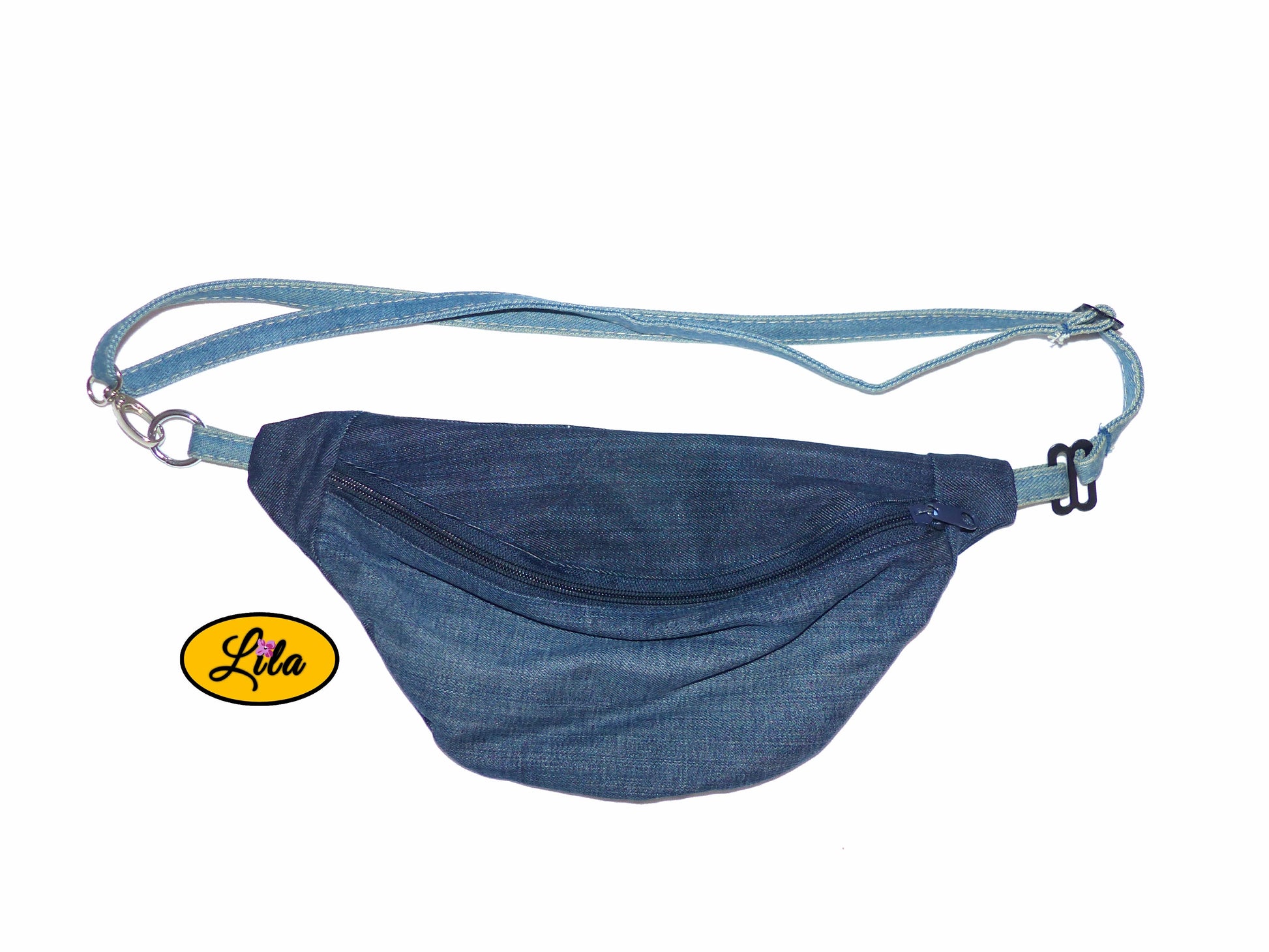 Sac banane en jeans recyclé vu de face en vue de haut sur fond blanc style casual et tendance
