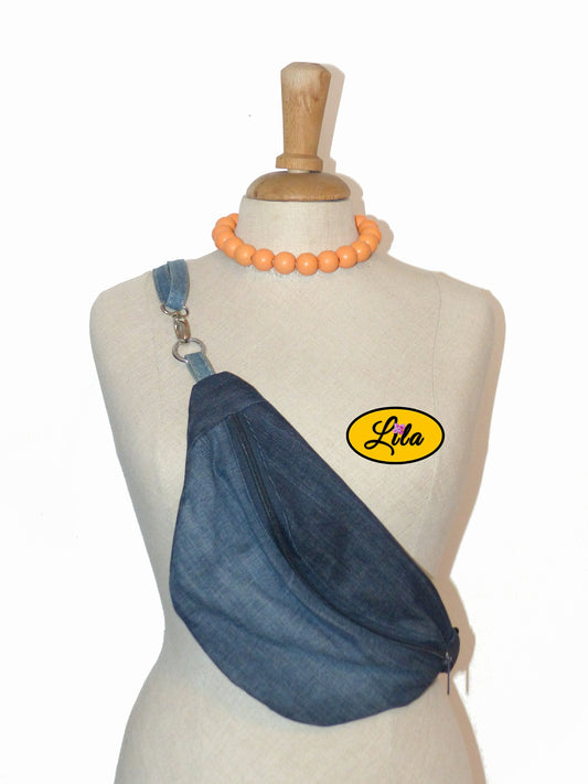 Sac banane en jeans recyclé présenté sur mannequin de couture sur fond blanc style urbain et artisanal
