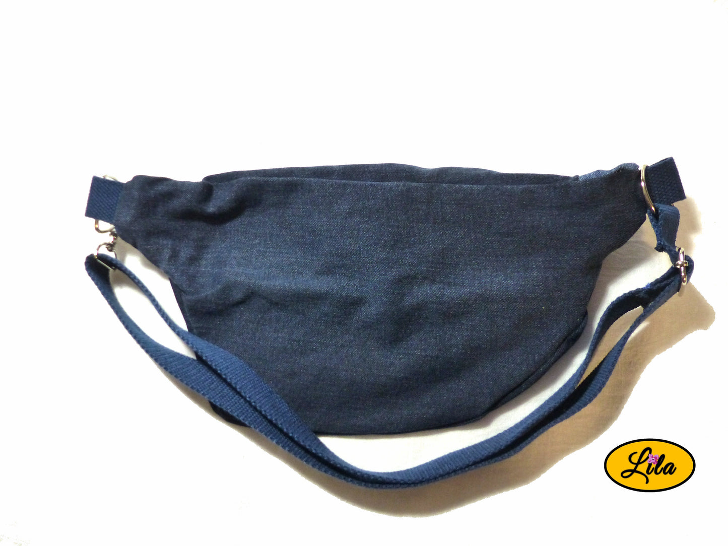 Sac banane en duo de jeans recyclés avec sangle bleue en coton vu de dos à plat sur fond blanc style artisanal et urbain