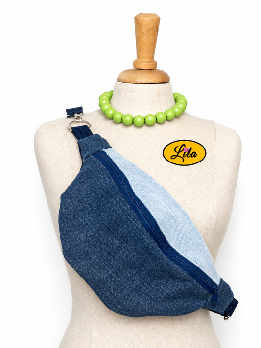 Sac banane en patchwork de jeans recyclés avec sangle bleue et fermeture éclair bleue porté sur mannequin de couture sur fond blanc style urbain et artisanal