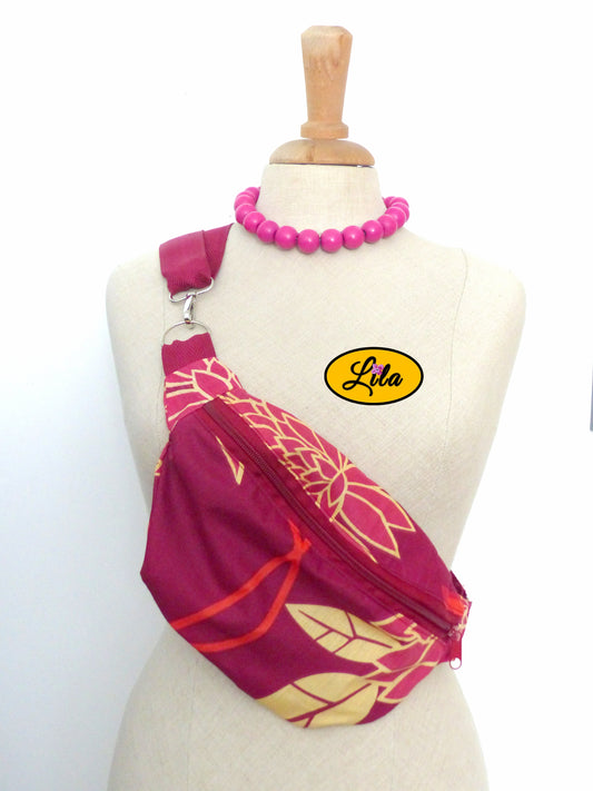 Sac banane rouge à motifs fleuris présenté sur mannequin de couture sur fond blanc style bohème et vintage