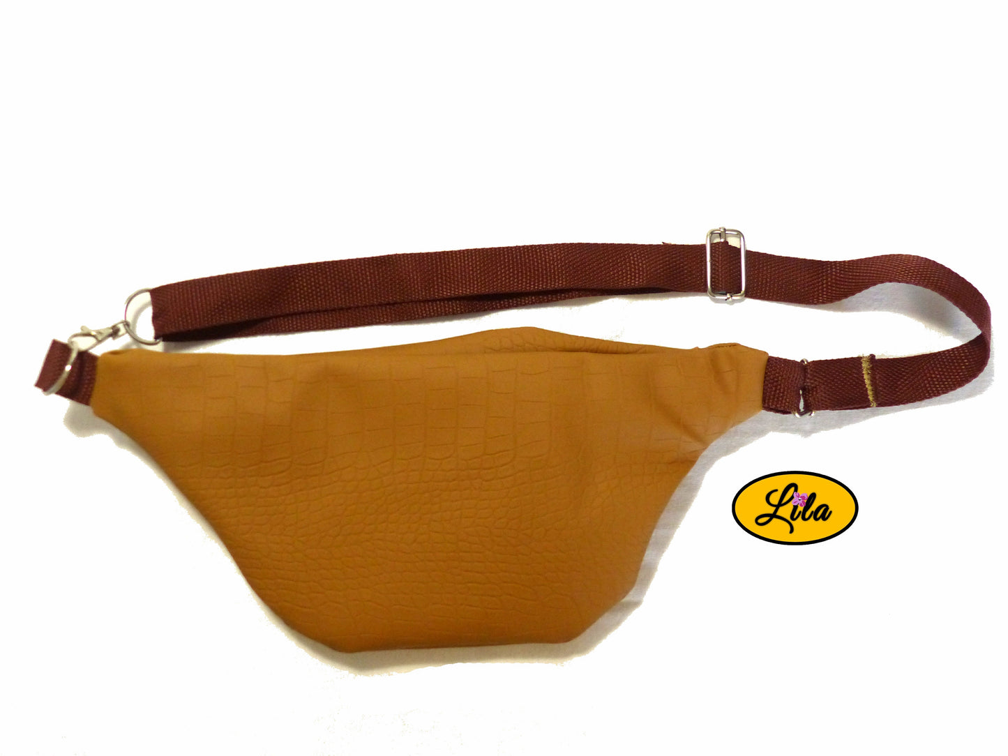 Sac banane en simili brun craquelé vu de dos en vue de haut sur fond blanc style vintage et artisanal
