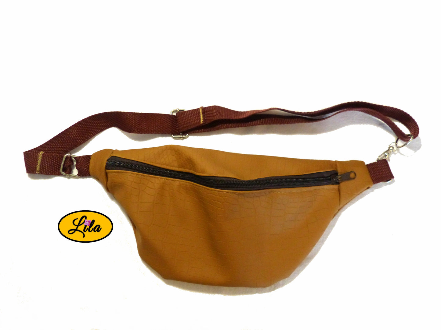 Sac banane en simili brun craquelé vu de face en vue de haut sur fond blanc style urbain et tendance