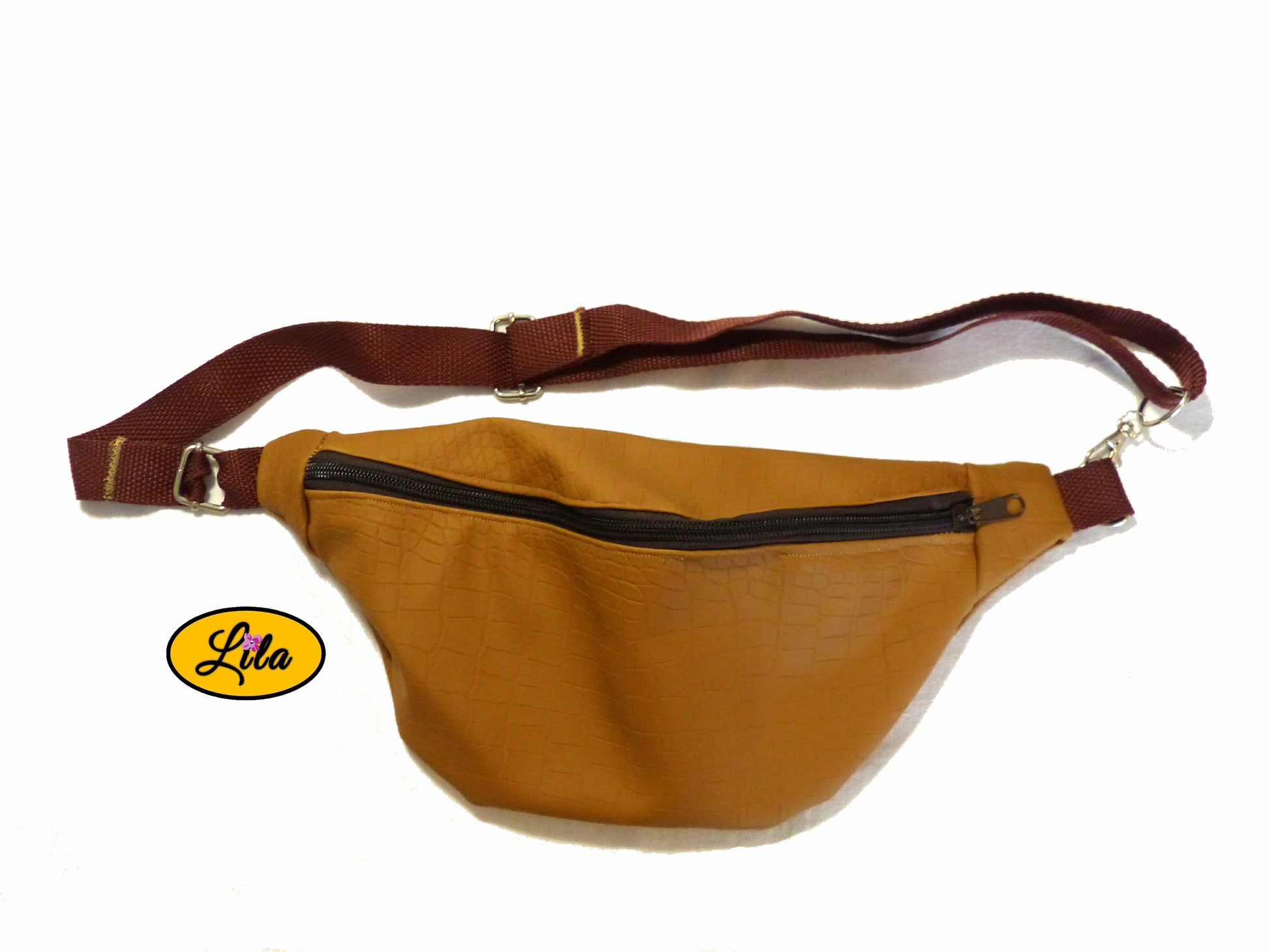Sac banane en simili brun craquelé vu de face en vue de haut sur fond blanc style urbain et tendance