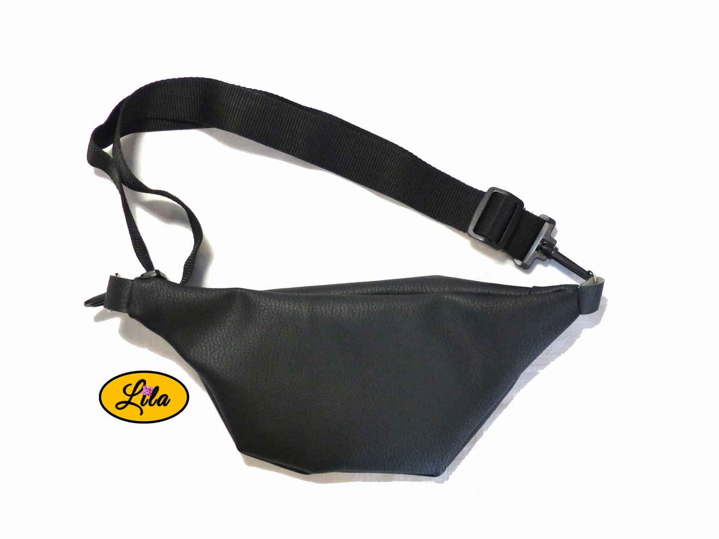 Sac banane en simili noir vu de dos en vue de haut sur fond blanc style chic et artisanal