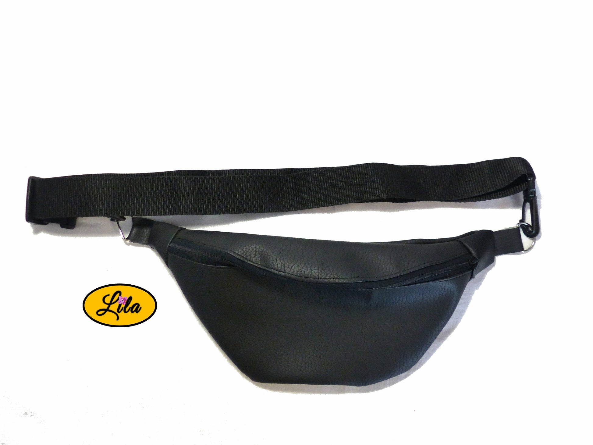 Sac banane en simili noir vu de face en vue de haut sur fond blanc style urbain et élégant