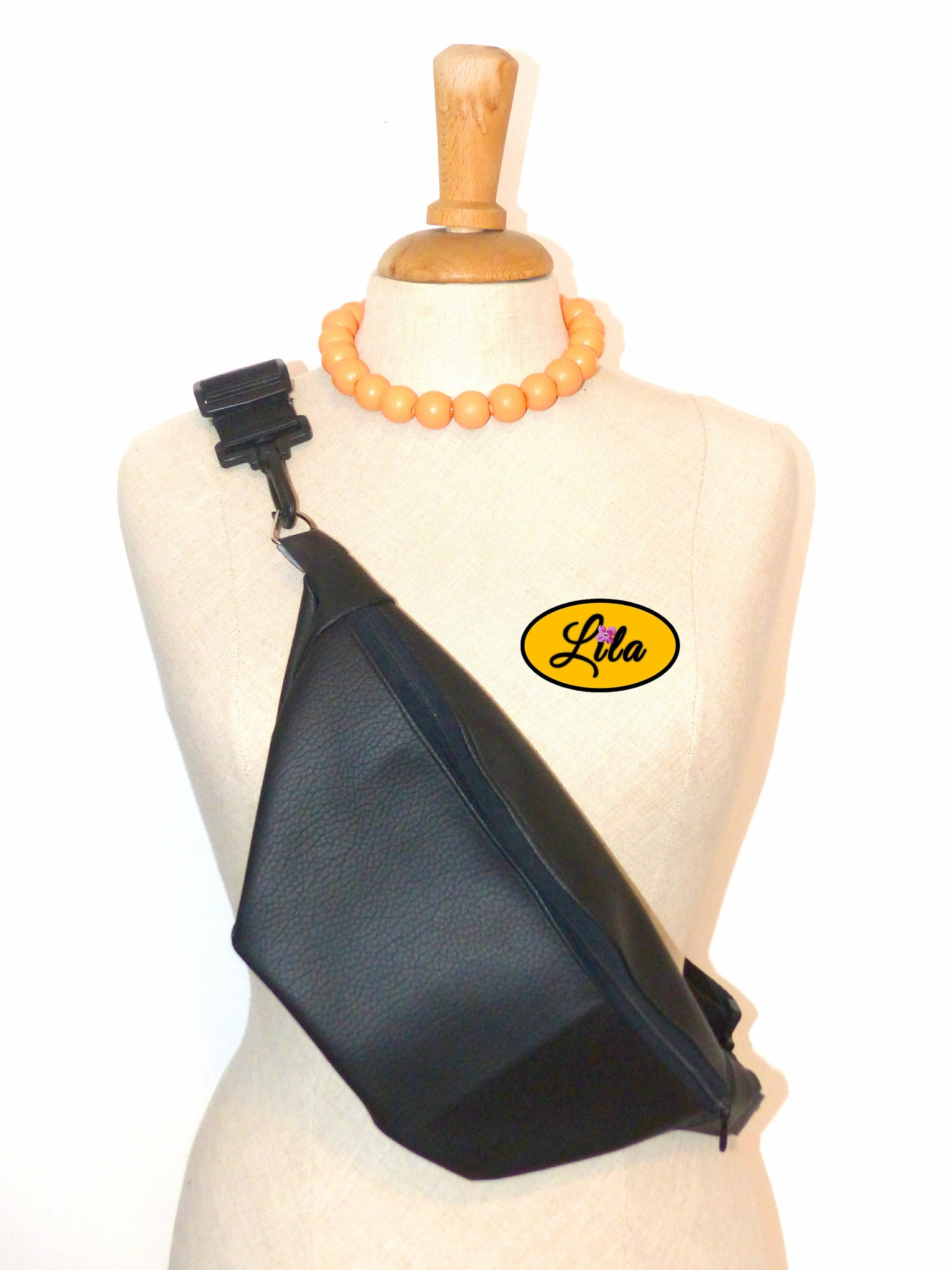 Sac banane en simili noir présenté sur mannequin de couture sur fond blanc style moderne et tendance