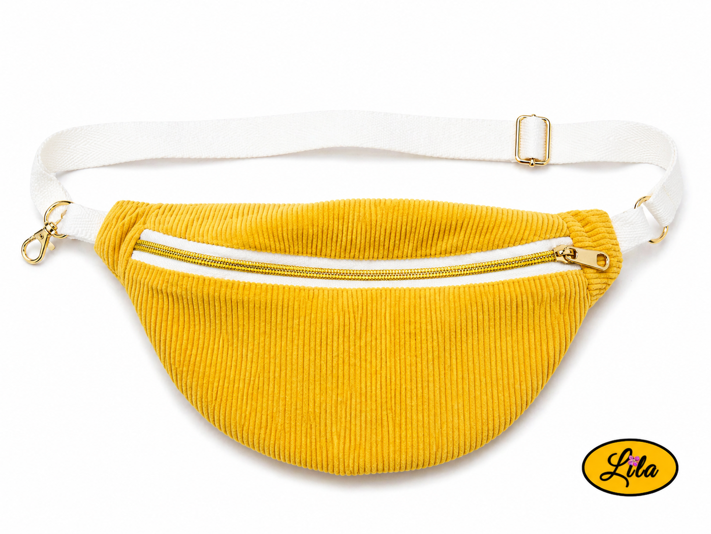 Sac banane en velours côtelé jaune avec sangle blanche fermeture éclair blanche et tirette dorée posé à plat vue de face sur fond blanc style moderne et artisanal