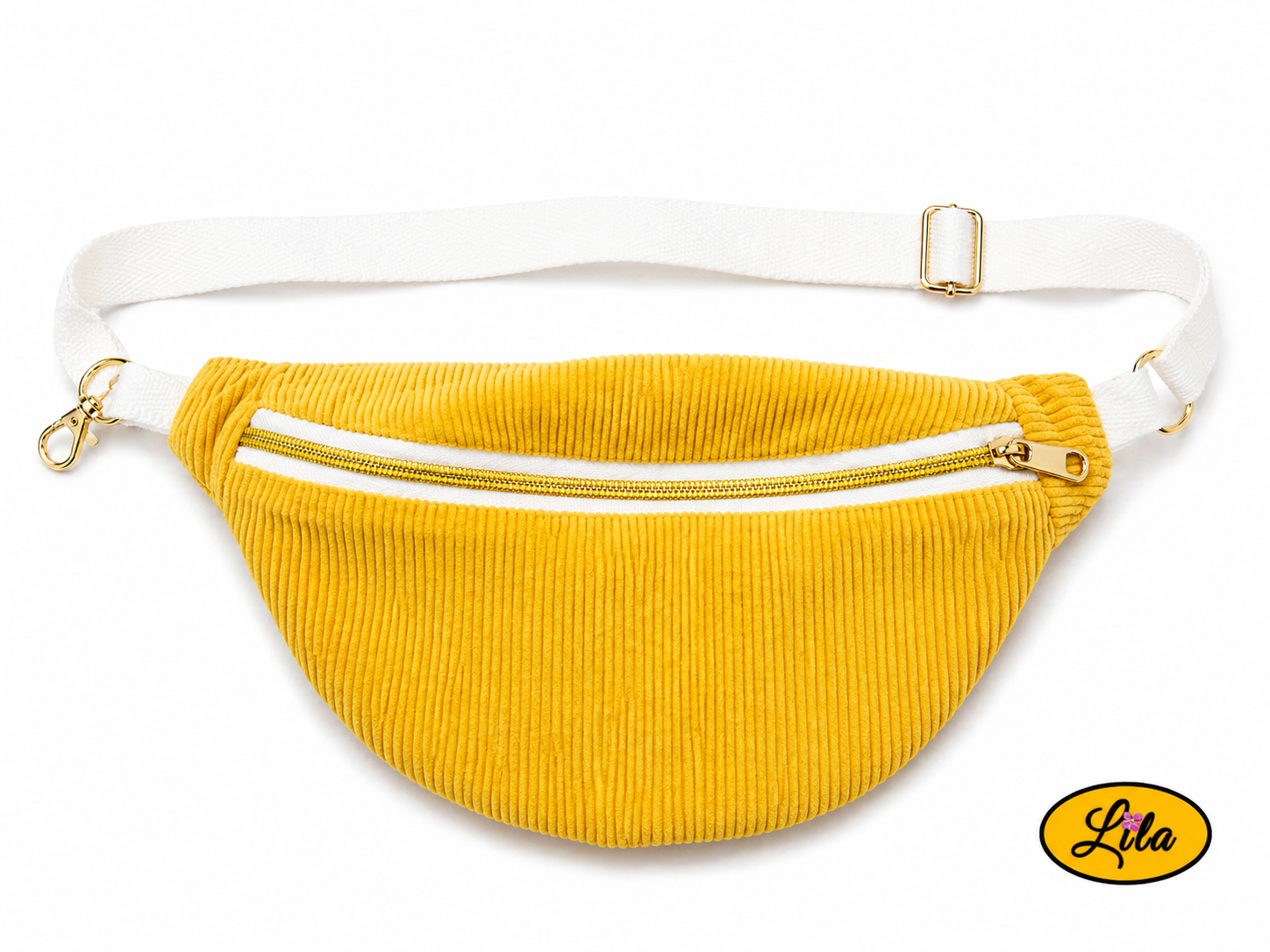 Sac banane en velours côtelé jaune avec sangle blanche fermeture éclair blanche et tirette dorée posé à plat vue de face sur fond blanc style moderne et artisanal