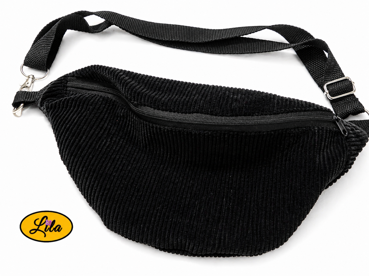 Sac banane en velours côtelé noir avec sangle noire et fermeture éclair noire posé à plat vue de face avec sangle au-dessus sur fond blanc style urbain et élégant