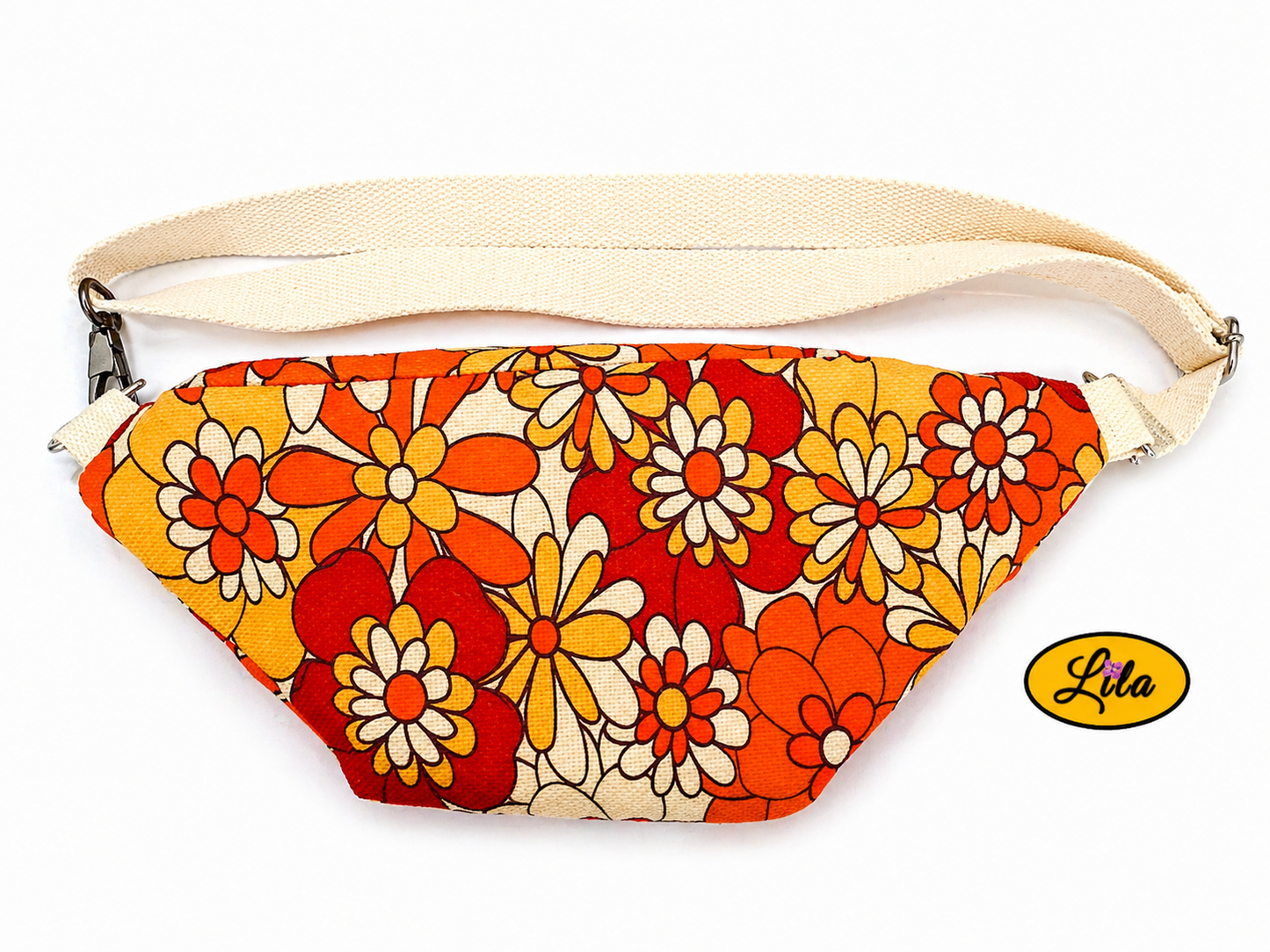 Sac banane vintage fleurie avec sangle crème posé à plat vue de dos avec sangle au-dessus sur fond blanc style bohème et élégant