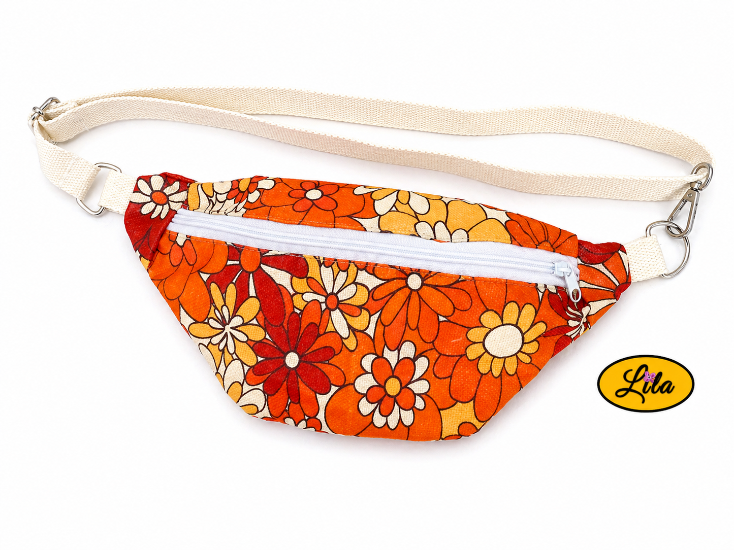 Sac banane vintage fleurie avec sangle crème et fermeture éclair blanche posé à plat vue de face avec sangle au-dessus sur fond blanc style rétro et tendance