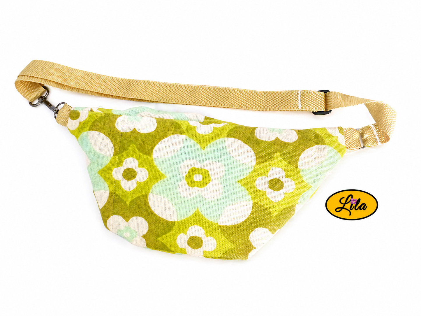 Sac banane vintage fleurie verte avec sangle kaki posé à plat vue de dos avec sangle au-dessus sur fond blanc style artisanal et bohème