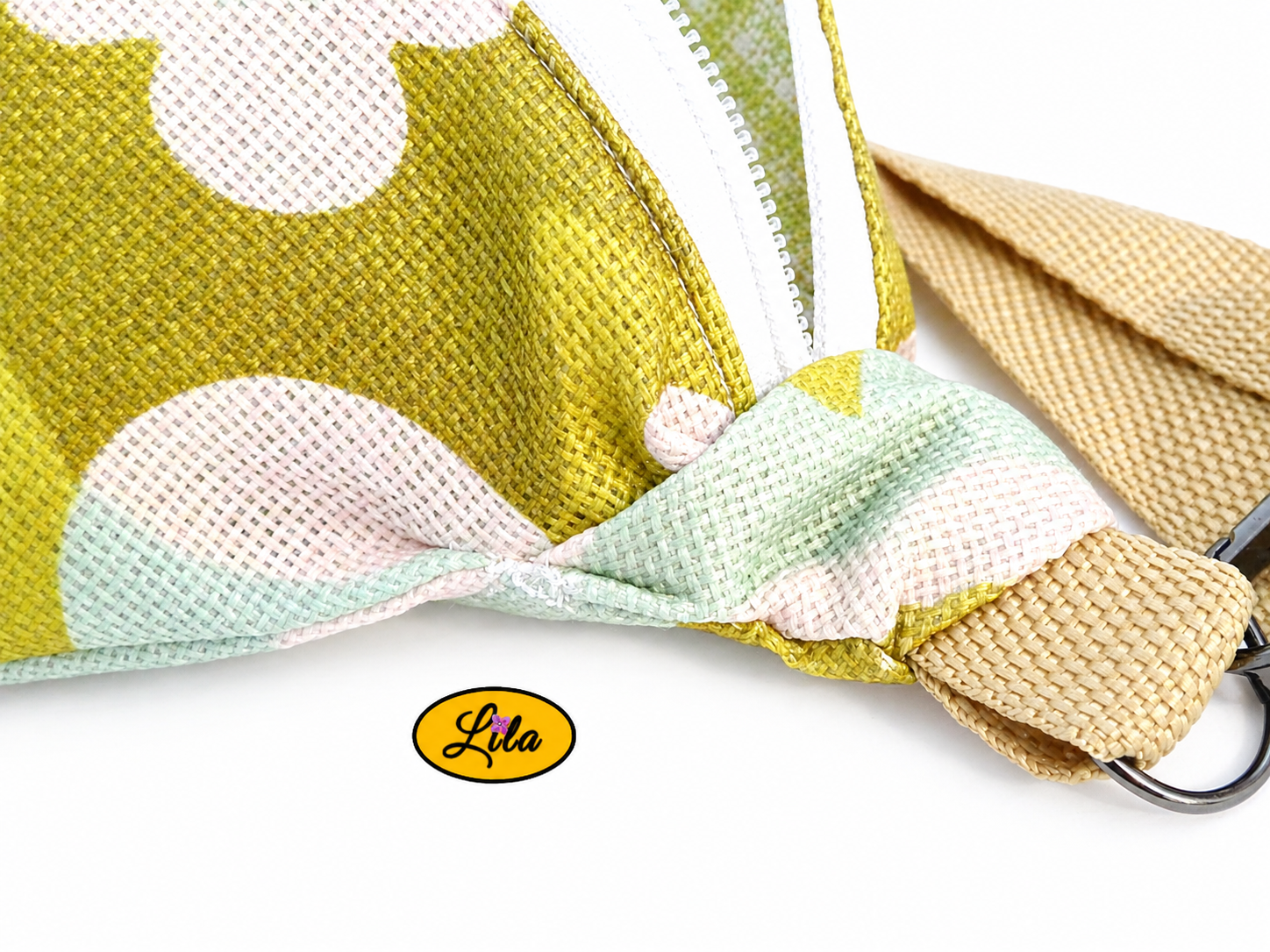 Zoom sur le côté du sac banane vintage fleurie verte avec sangle kaki détail couture et texture du tissu floral