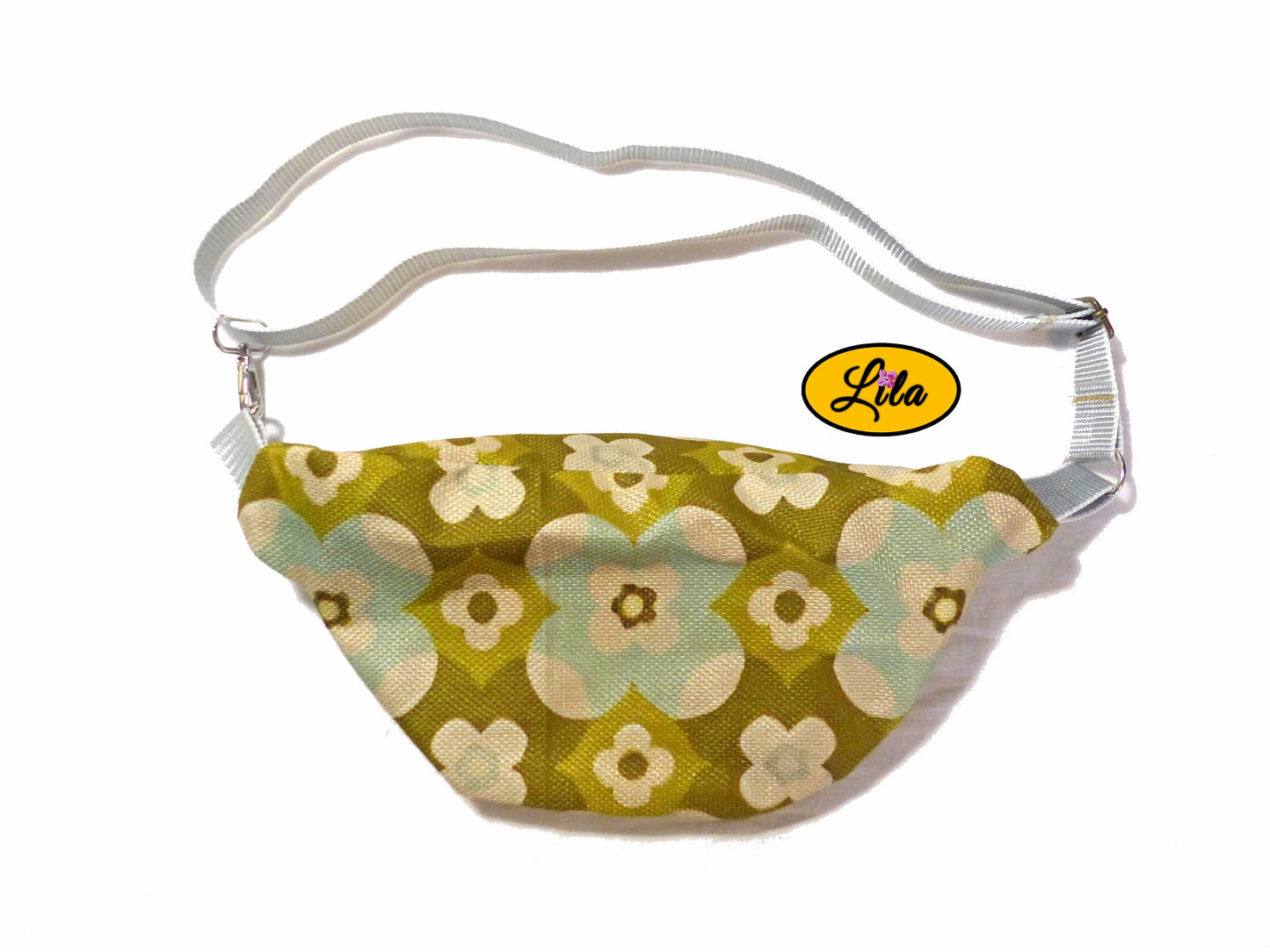 Sac banane en tissu vintage vert fleuri vu de dos avec sangle placée au-dessus présenté sur fond blanc style artisanal et bohème