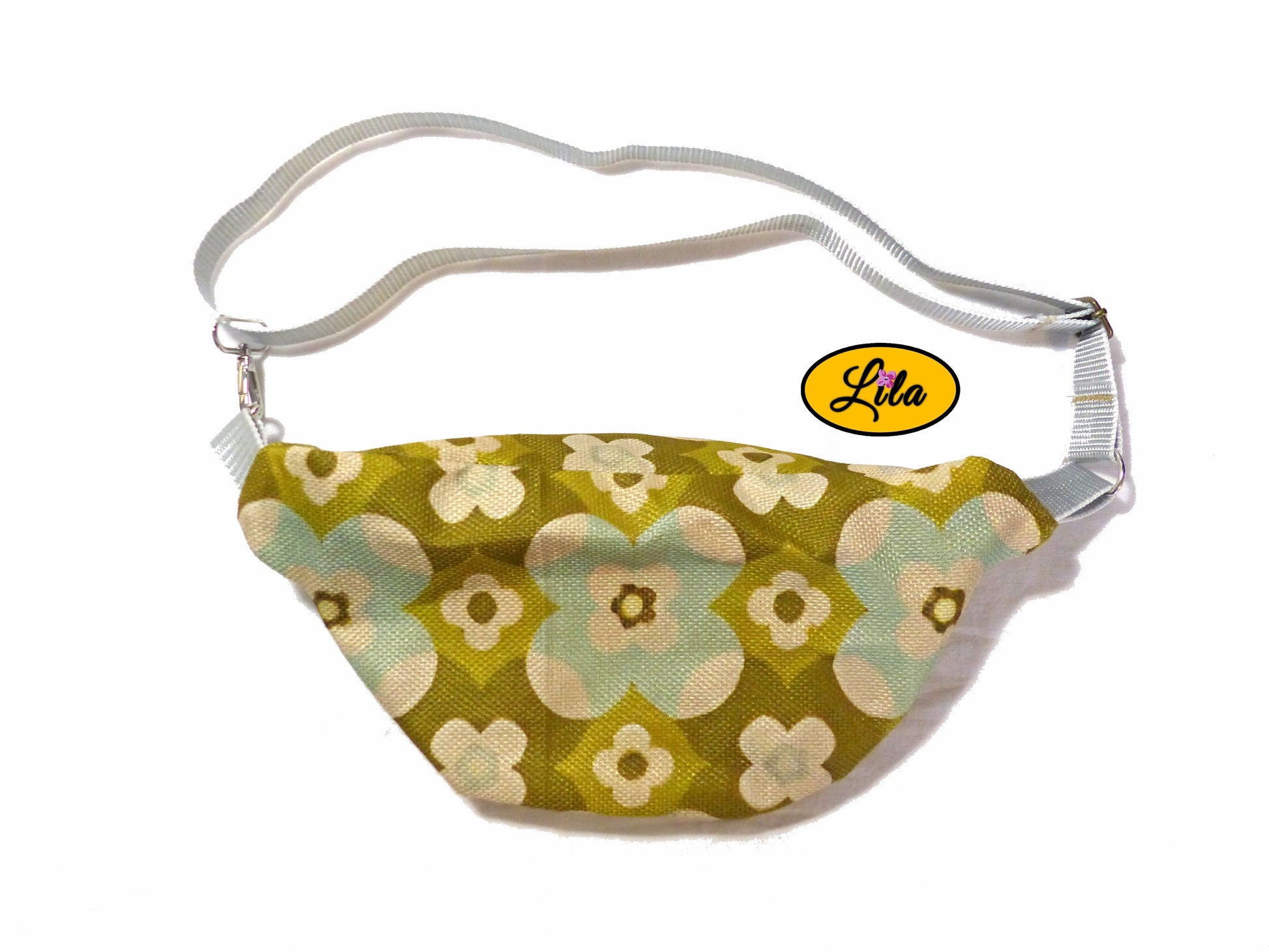 Sac banane en tissu vintage vert fleuri vu de dos avec sangle placée au-dessus présenté sur fond blanc style artisanal et bohème