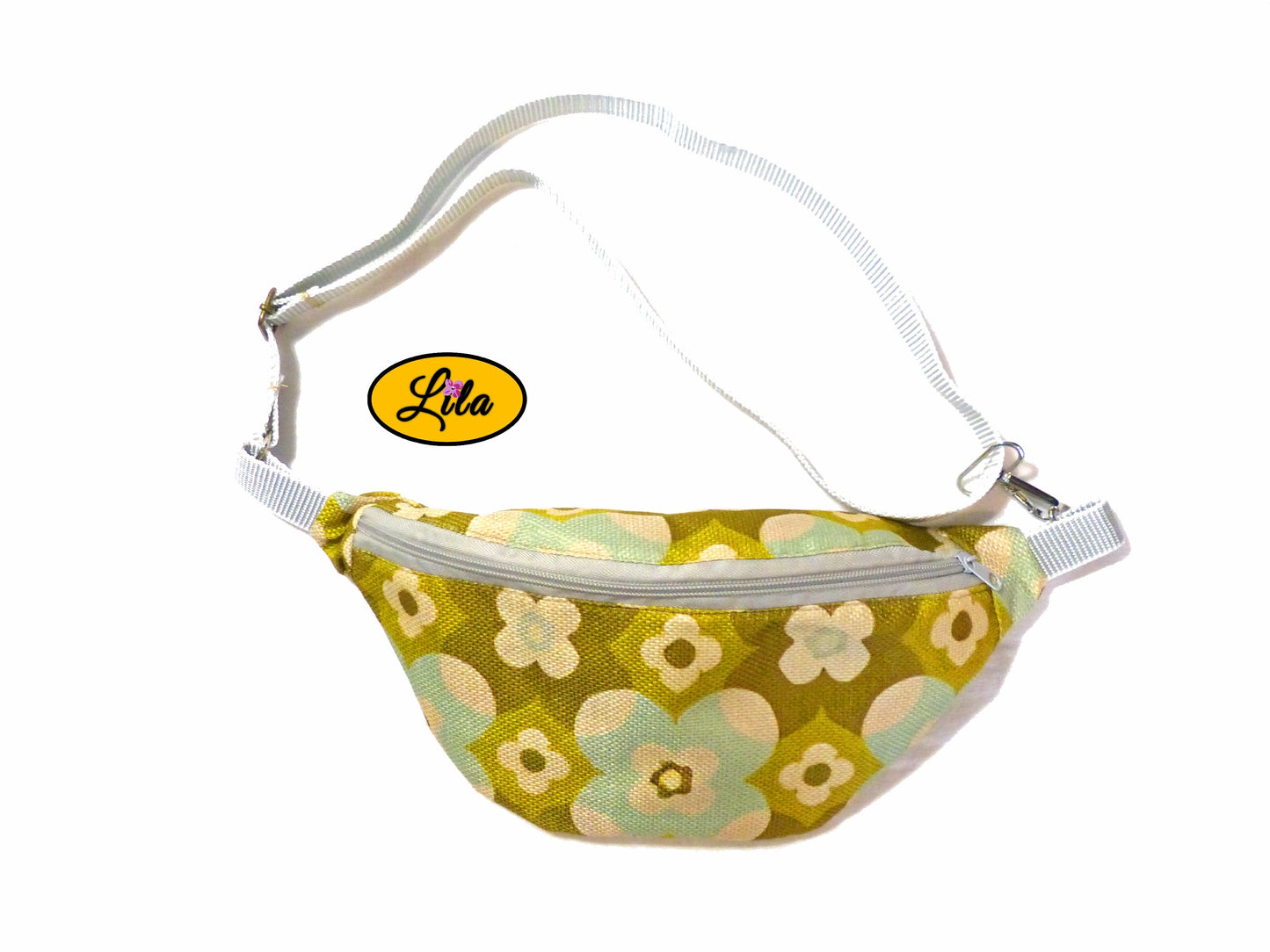 Sac banane en tissu vintage vert fleuri vu de face avec sangle placée au-dessus présenté sur fond blanc style rétro et tendance