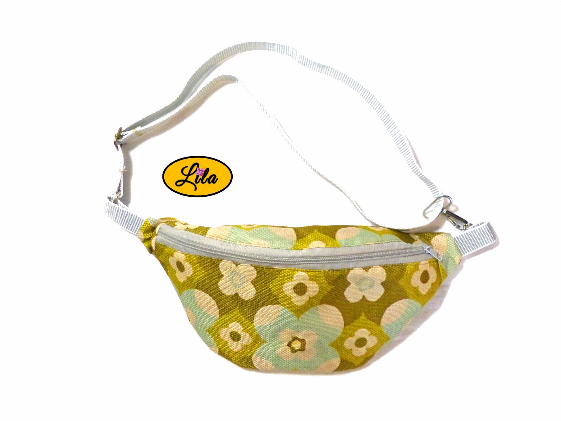 Sac banane en tissu vintage vert fleuri vu de face avec sangle placée au-dessus présenté sur fond blanc style rétro et tendance