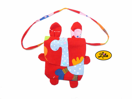 Petit sac bandoulière enfant rouge avec oreilles en tissu recyclé motif girafe bleue vue de face sur fond blanc style ludique et fait main