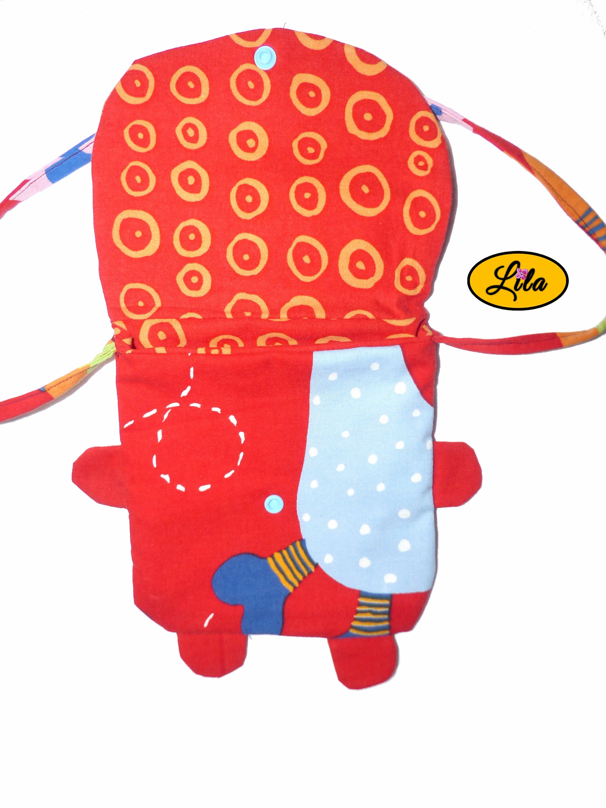 Sac bandoulière enfant rouge ouvert sur fond blanc avec vue sur l’ouverture et l’attache pression détail pratique et sécurisé