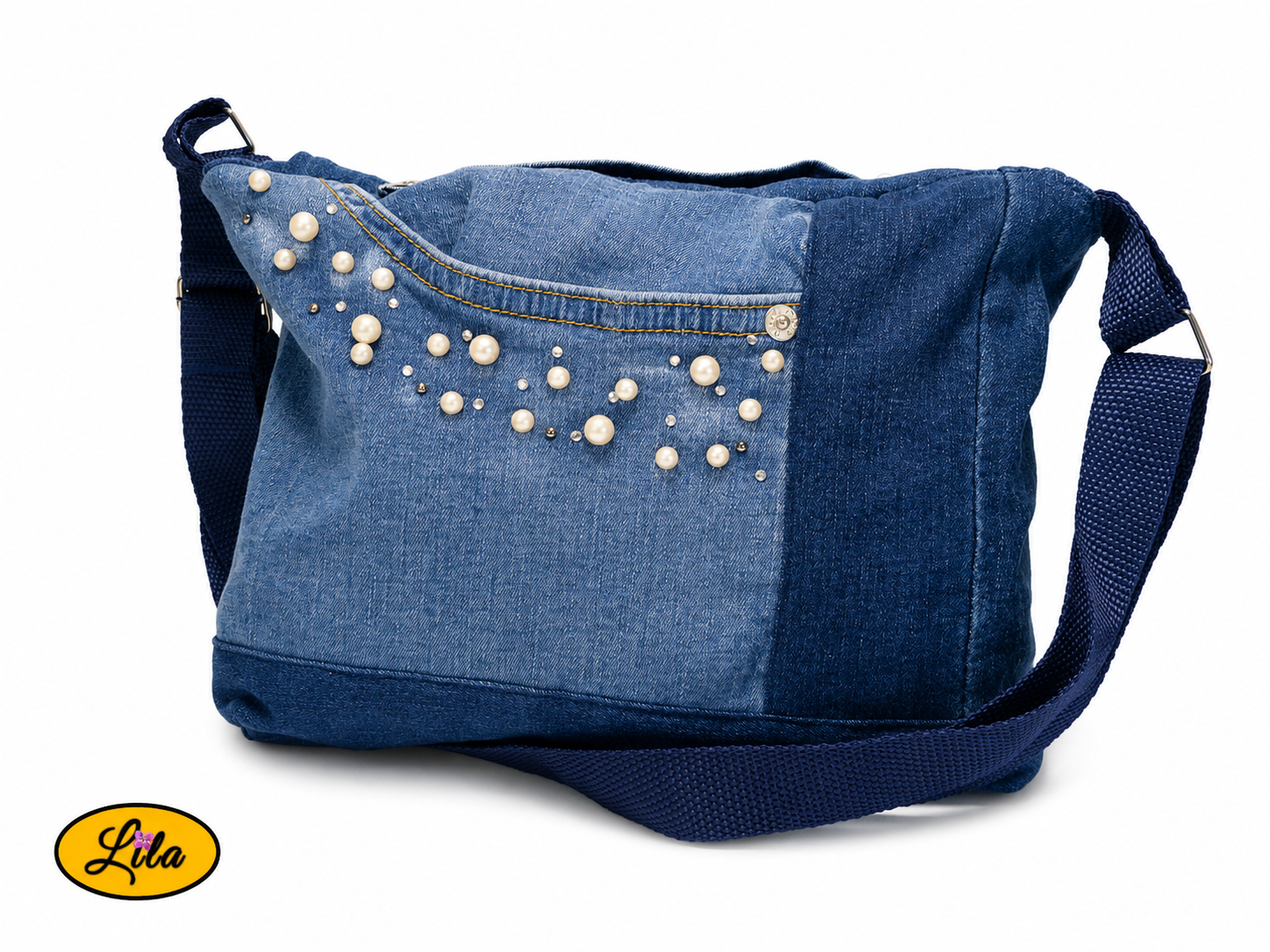 Sac bandoulière en patchwork de jeans recyclés vu de dos sur fond blanc avec poche arrière décorée de perles, mettant en valeur les détails artisanaux et les finitions du sac