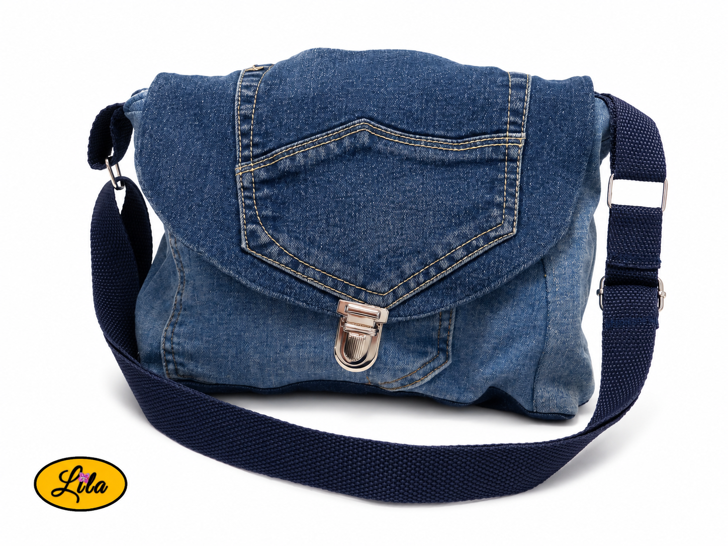 Sac bandoulière en patchwork de jeans recyclés vu de face sur fond blanc avec sangle positionnée sur le devant, rabat en poche de jean et fermeture cartable métallique
