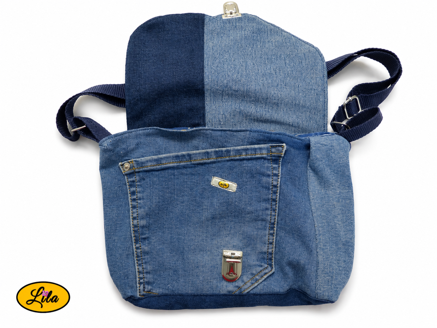 Sac bandoulière en patchwork de jeans recyclés ouvert à plat vu de haut sur fond blanc mettant en valeur ses compartiments de rangement et sa confection artisanale