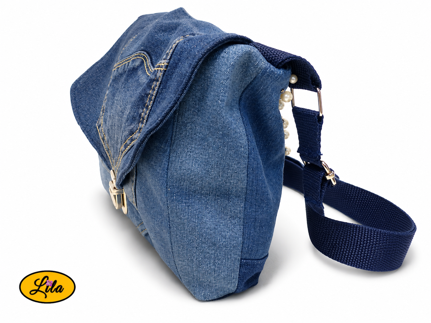 Sac bandoulière en patchwork de jeans recyclés vu de profil droit sur fond blanc avec sangle placée à l'arrière mettant en valeur son épaisseur et sa forme artisanale