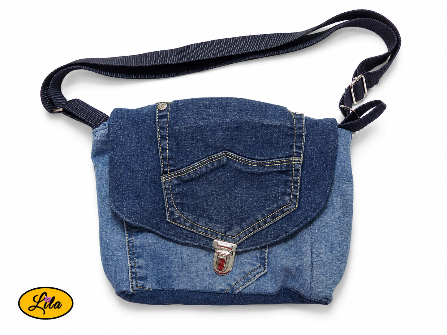 Sac bandoulière en patchwork de jeans recyclés vu de haut sur fond blanc avec sangle sur le dessus, rabat composé d'une poche en jean et fermeture cartable métallique, création artisanale unique