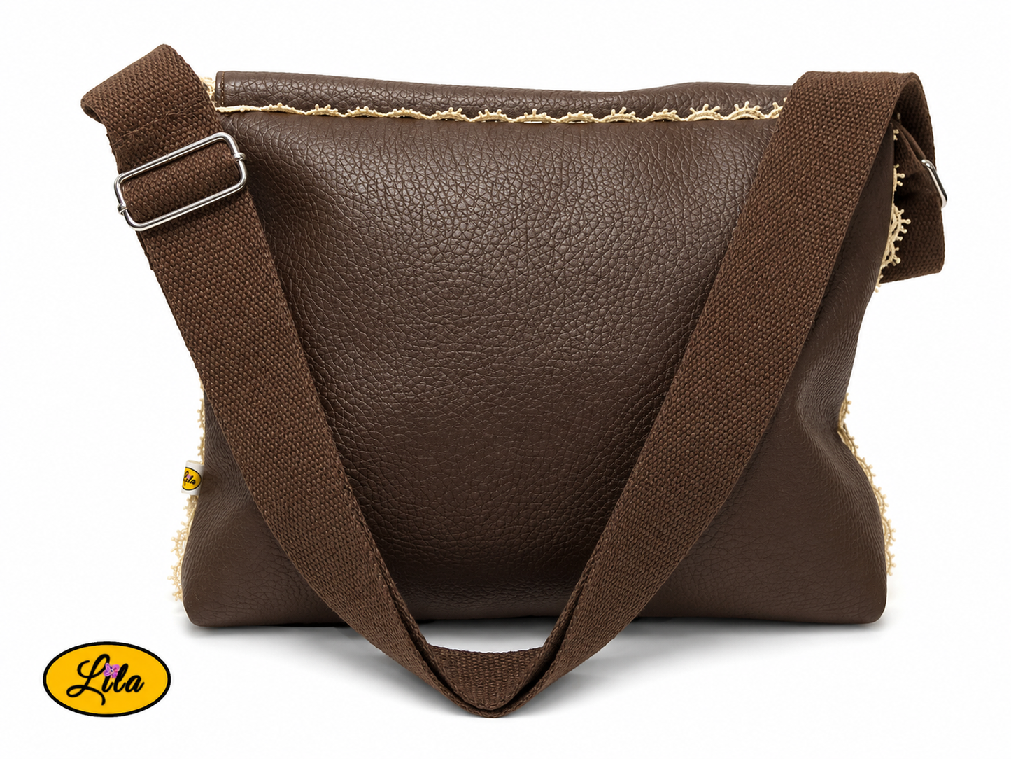 Sac bandoulière en simili cuir brun vu de dos sur fond blanc avec sangle en coton brun mettant en valeur l'arrière du sac et les finitions artisanales