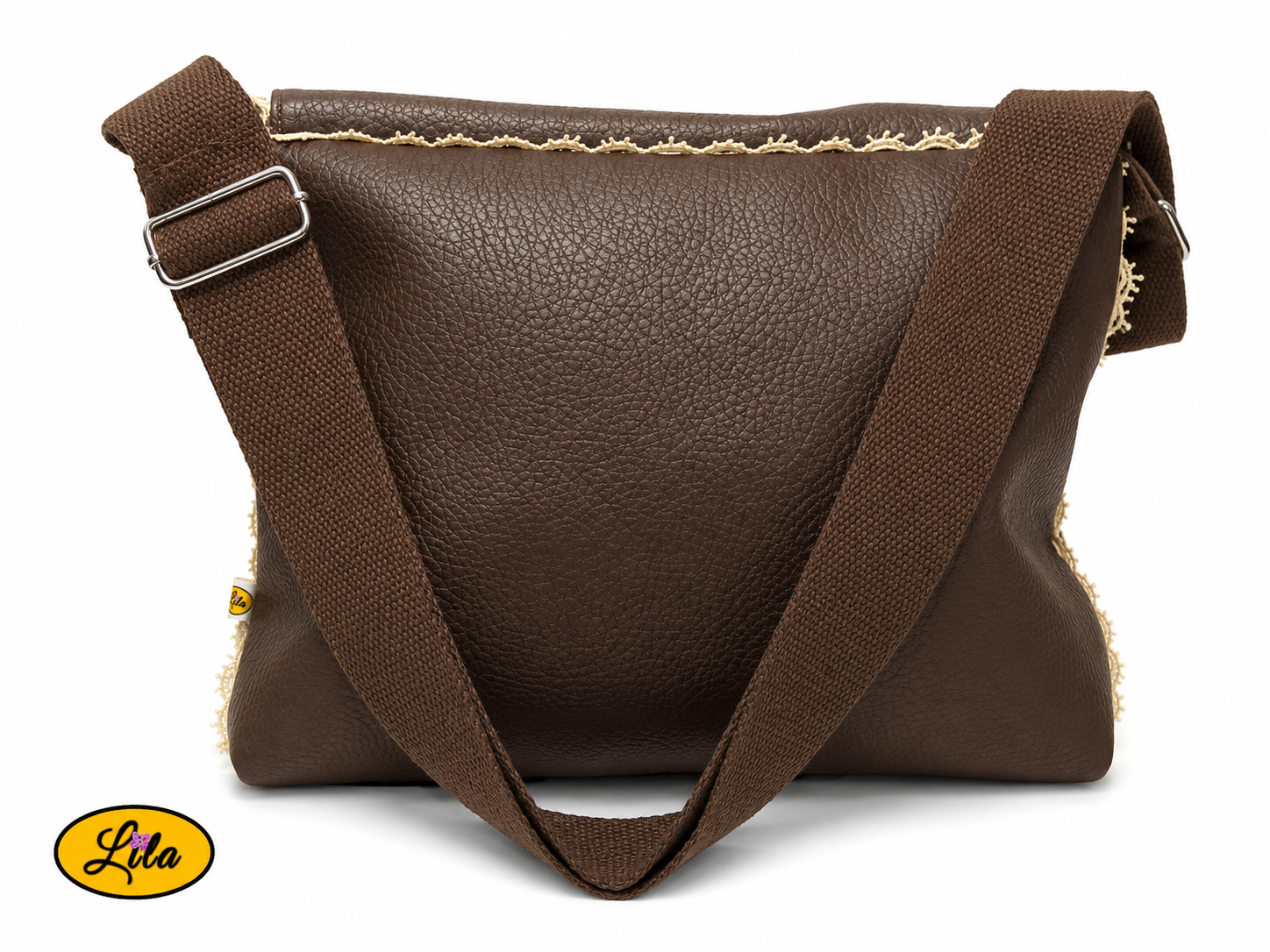Sac bandoulière en simili cuir brun vu de dos sur fond blanc avec sangle en coton brun mettant en valeur l'arrière du sac et les finitions artisanales