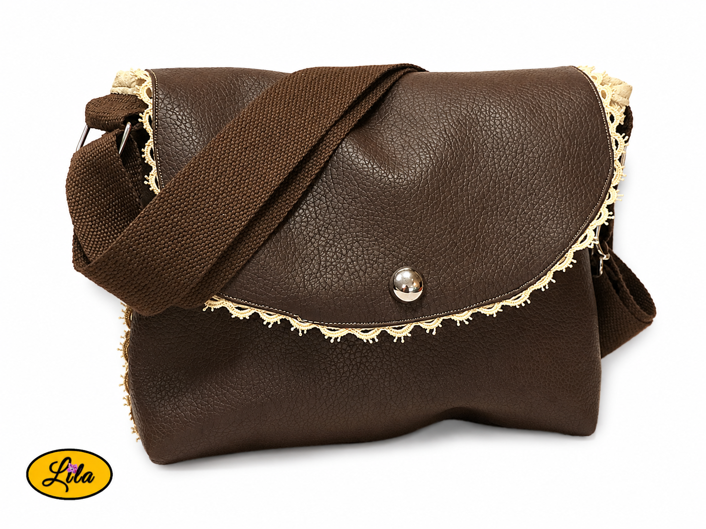 Sac bandoulière en simili cuir brun fermé légèrement de profil droit sur fond blanc avec sangle en coton brun visible et décoration en dentelle crème style artisanal