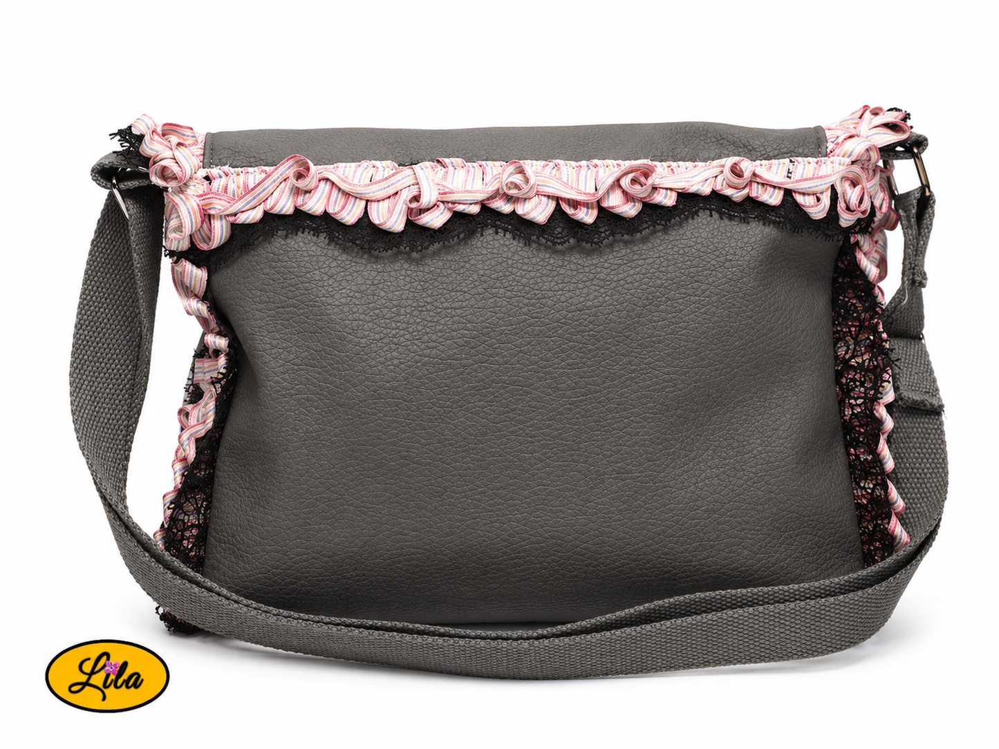 Sac bandoulière en simili cuir gris vu de dos sur fond blanc avec sangle en coton gris mettant en valeur les finitions artisanales et l'arrière du sac