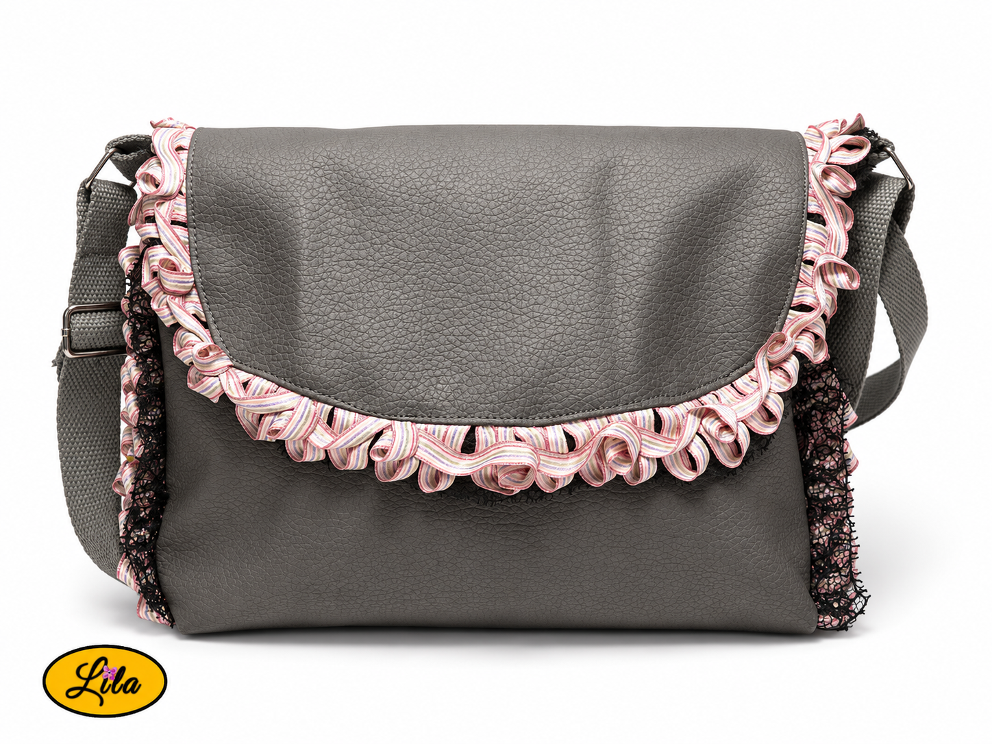 Sac bandoulière en simili cuir gris vu de face sur fond blanc avec sangle en coton gris placée à l'arrière mettant en valeur la bordure plissée aux nuances de rose, le galon noir et le rabat du sac