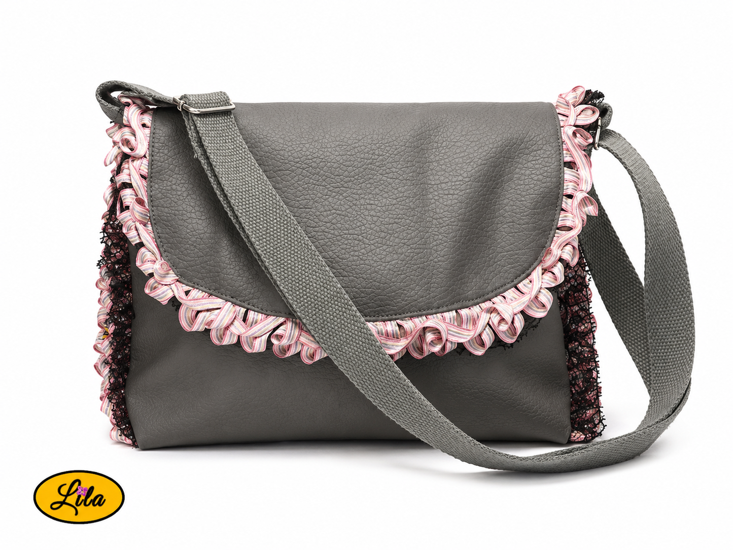 Sac bandoulière en simili cuir gris vu de face sur fond blanc avec sangle en coton gris positionnée sur le devant, bordure plissée rose, galon noir et fermeture à pression argentée, création artisanale