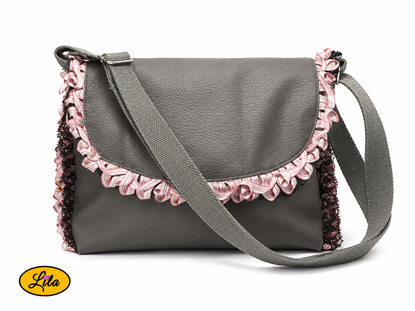 Sac bandoulière en simili cuir gris vu de face sur fond blanc avec sangle en coton gris positionnée sur le devant, bordure plissée rose, galon noir et fermeture à pression argentée, création artisanale