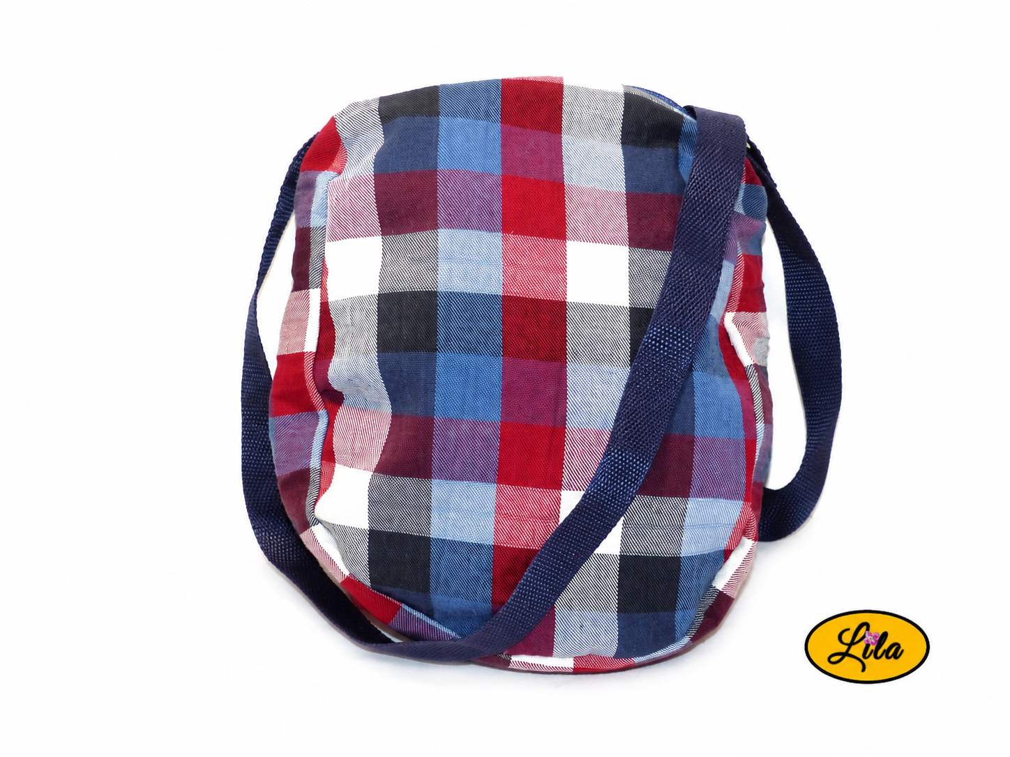 Sac bandoulière en tartan bleu blanc rouge vue de face avec bandoulière passant sur le sac sur fond blanc