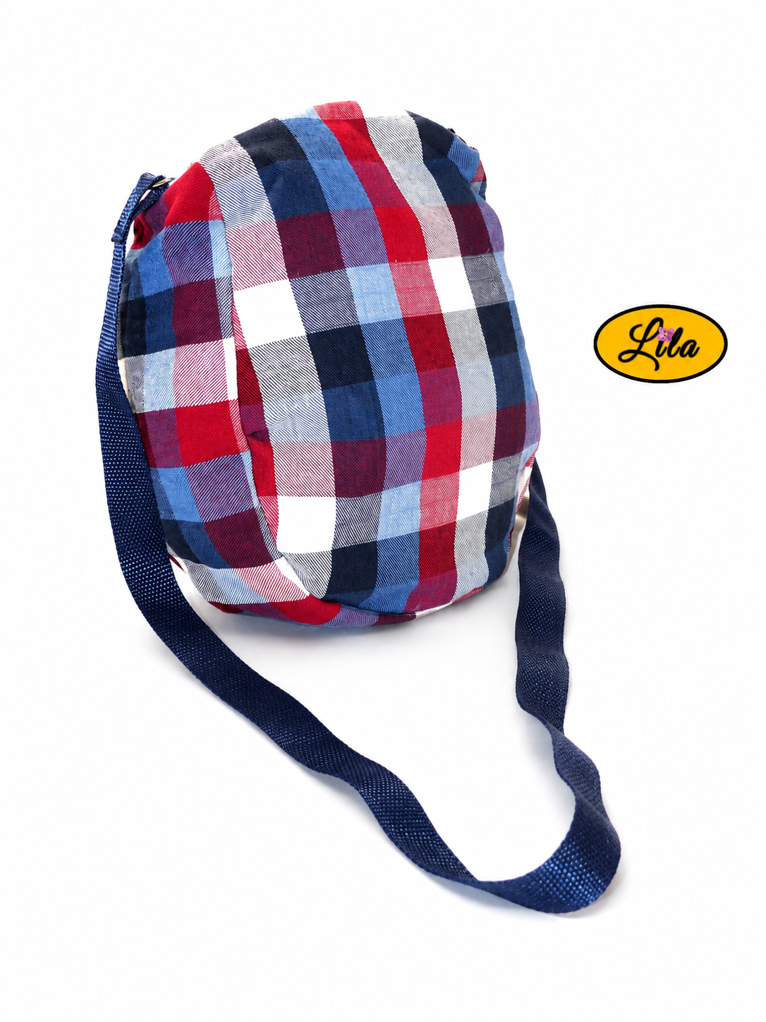 Sac bandoulière en tartan bleu blanc rouge vue de profil avec bandoulière placée devant sur fond blanc