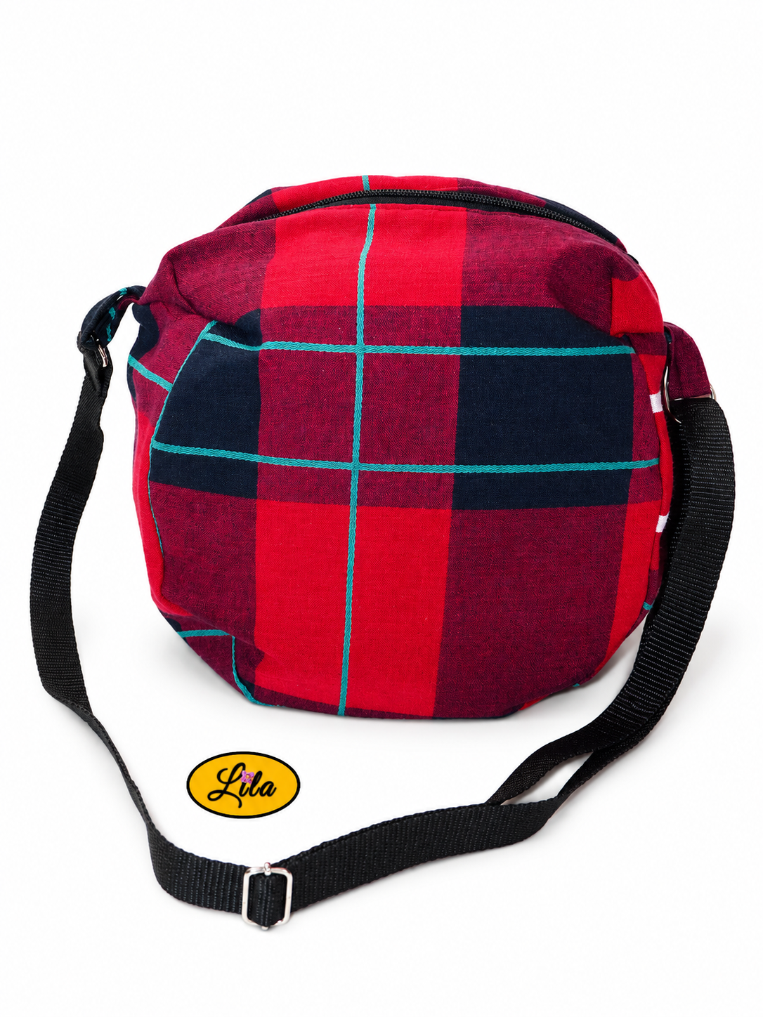 Sac bandoulière en tartan rouge vue de face avec bandoulière placée devant le sac sur fond blanc
