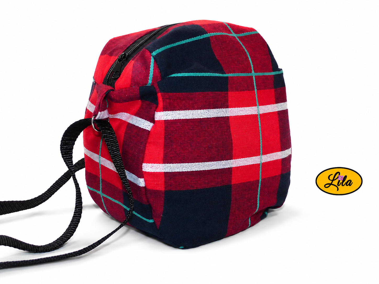 Sac bandoulière en tartan rouge vue légèrement de profil sur fond blanc