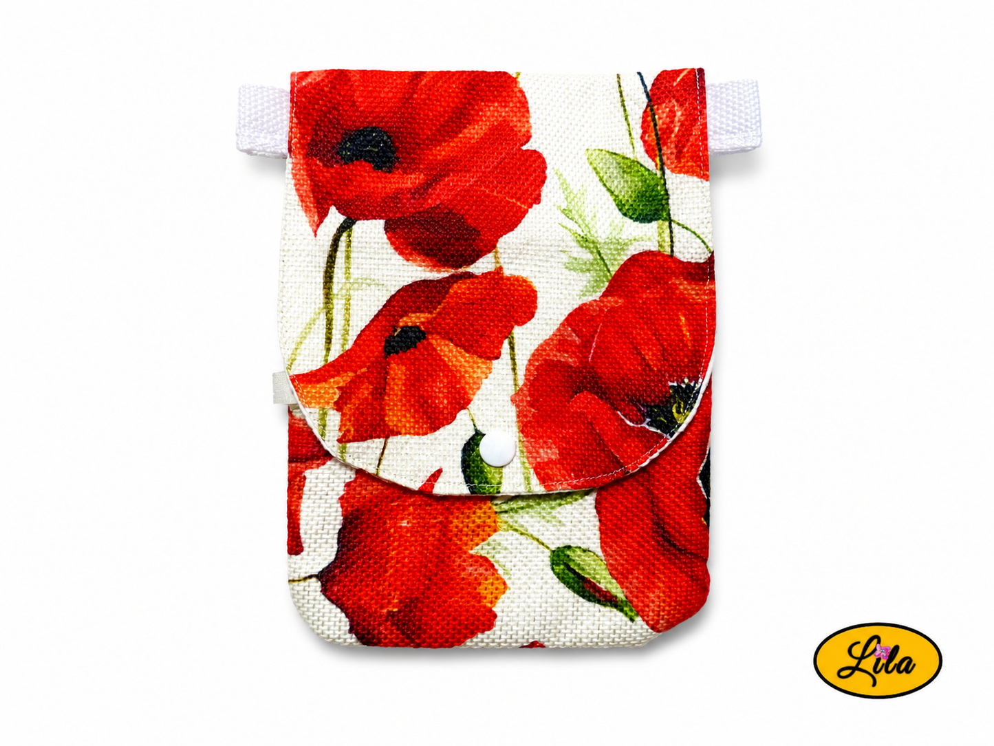 Zoom sur un sac bandoulière pour téléphone en tissu à motifs de coquelicots fermé sans les sangles sur fond blanc mettant en valeur les motifs floraux et la fermeture à pression blanche