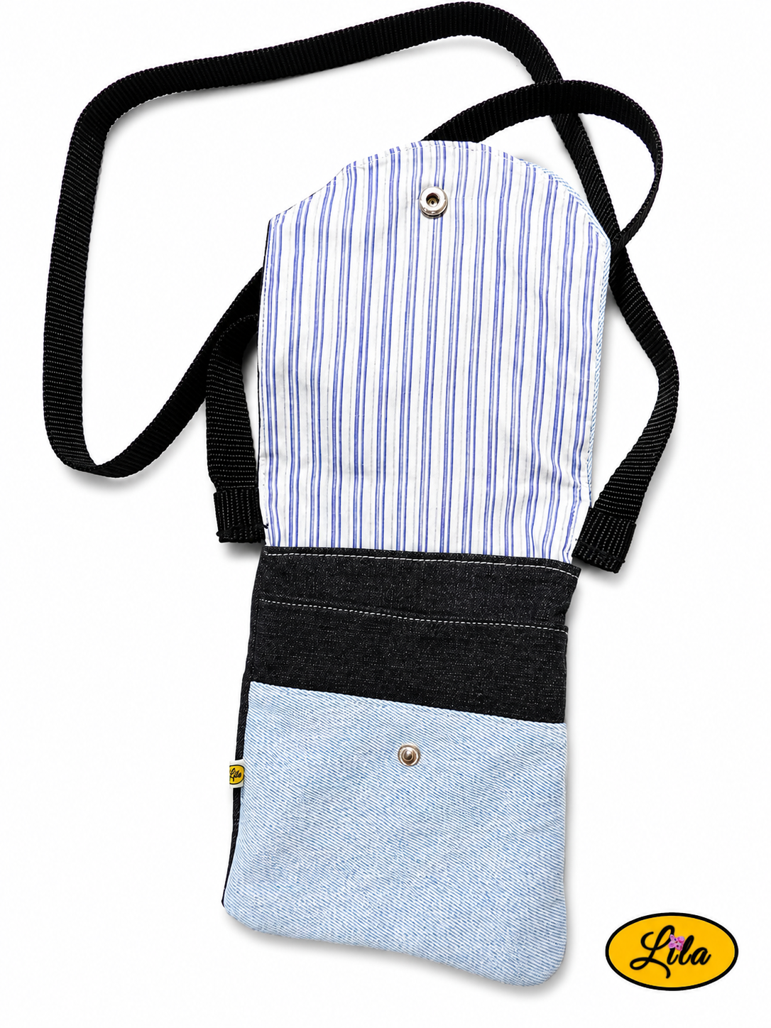 Sac bandoulière pour téléphone en jeans bleu ciel ouvert avec doublure à rayures bleues et blanches visible et deux compartiments de rangement sur fond blanc