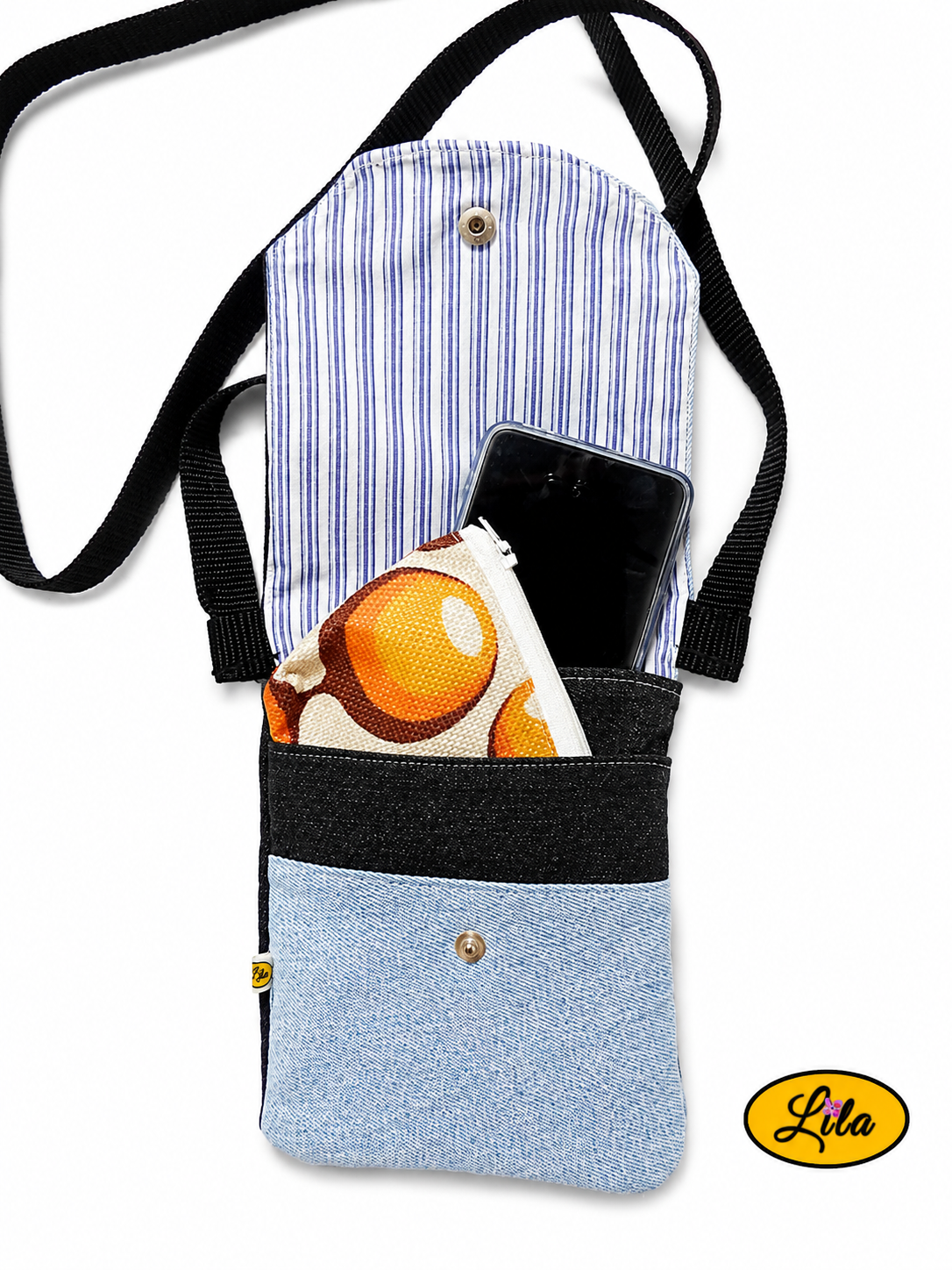 Sac bandoulière pour téléphone en jeans bleu ciel ouvert avec téléphone portable rangé dans la poche arrière et porte-monnaie dans la poche avant illustrant ses deux compartiments pratiques et ses détails noirs