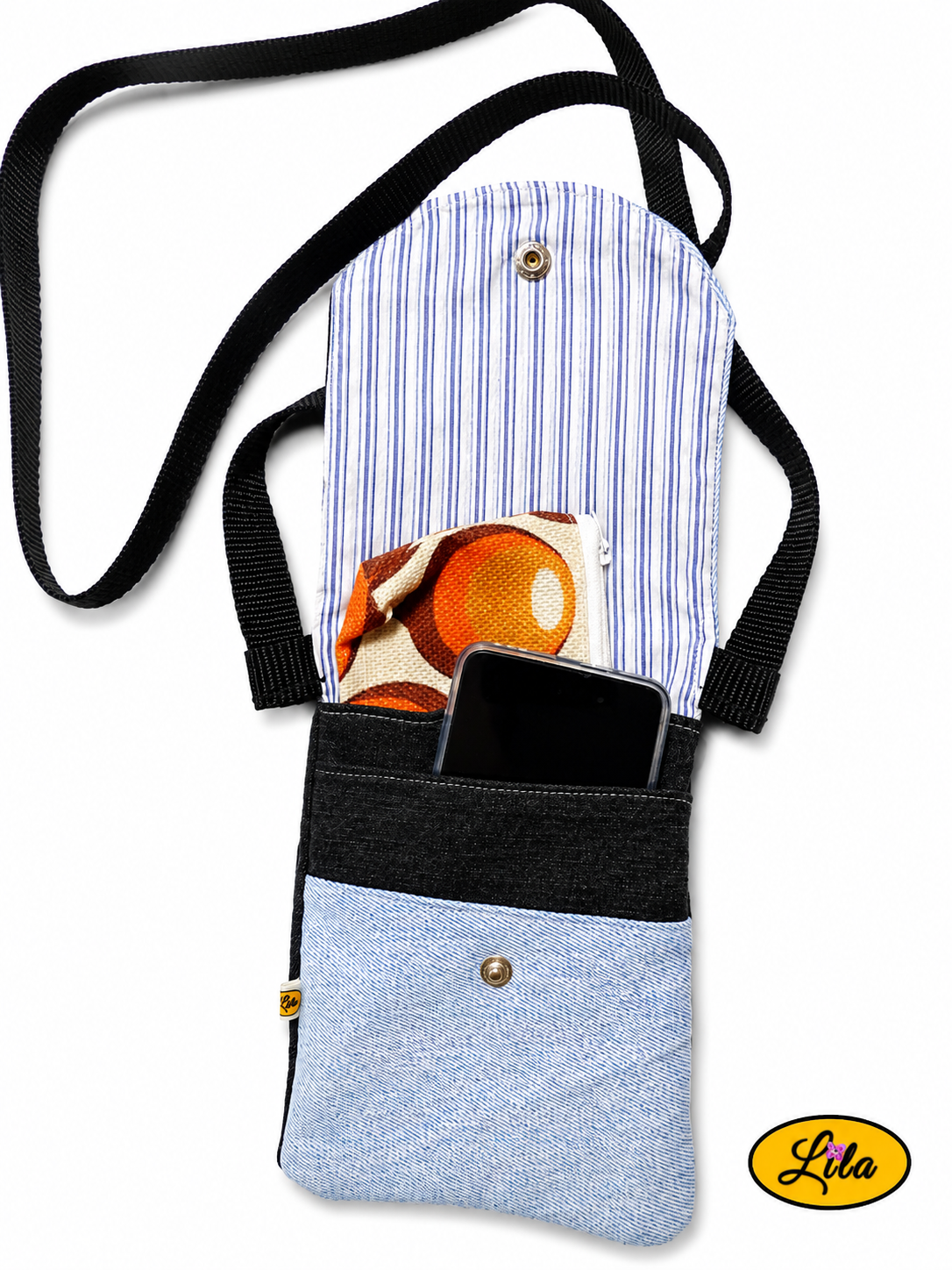 Sac bandoulière pour téléphone en jeans bleu ciel ouvert avec téléphone portable dans la poche avant et porte-monnaie dans la poche arrière montrant les différentes possibilités de rangement