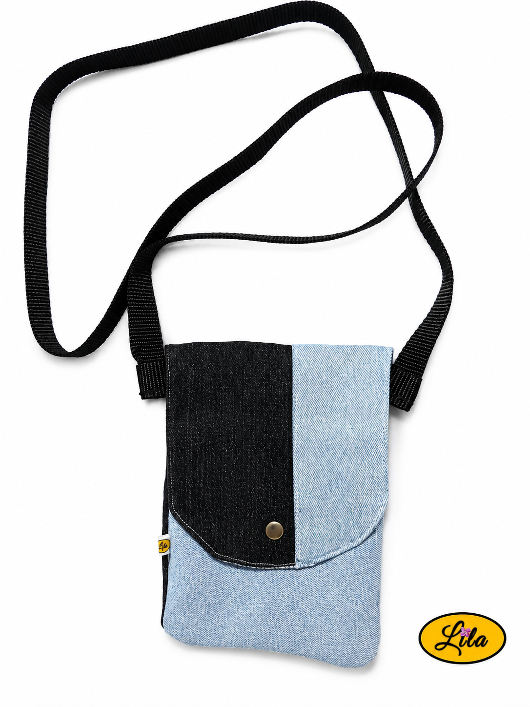 Sac bandoulière pour téléphone en jeans bleu ciel avec rabat à bande noire vu de haut sur fond blanc, fermeture à pression argentée et sangle noire, création artisanale et pratique